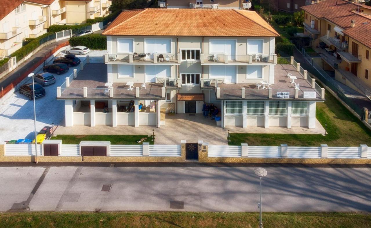 Residence Deamarina Marina di Massa Exteriör bild